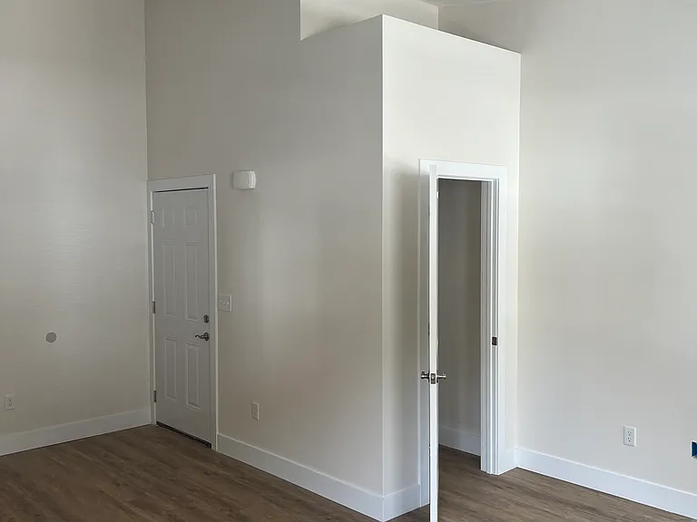 409 Court Yard Ln — Photo 29