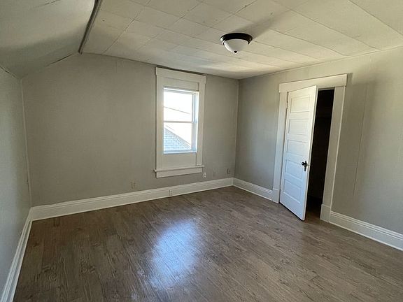4th image of 1910 Vinton St APT 2