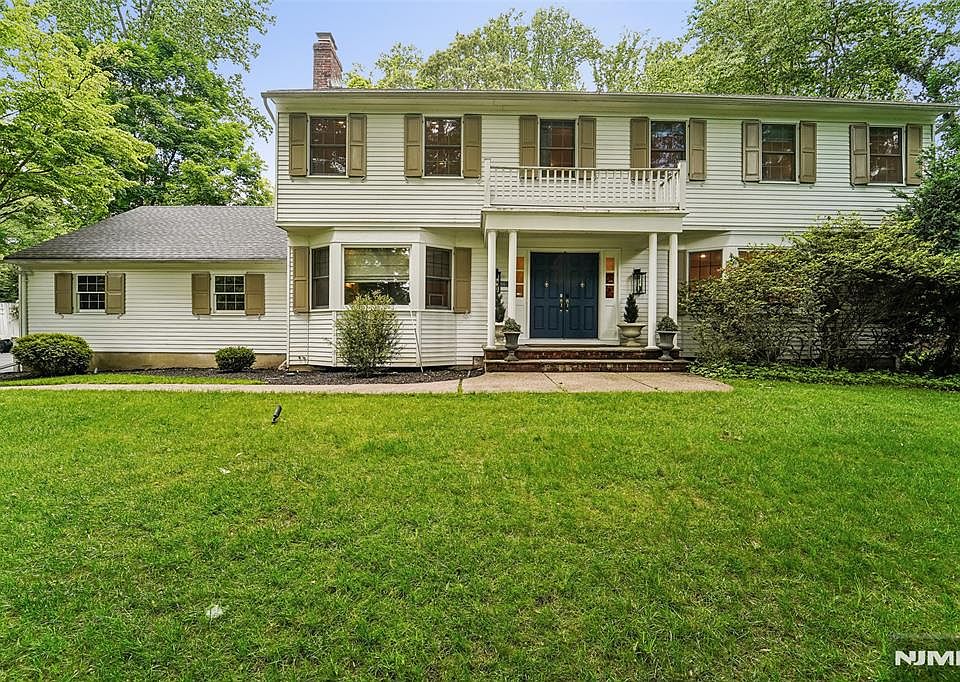 1st image of 105 Deerhorn Ct