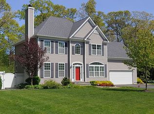 5 Hillcrest Ln, Ridge, NY 11961