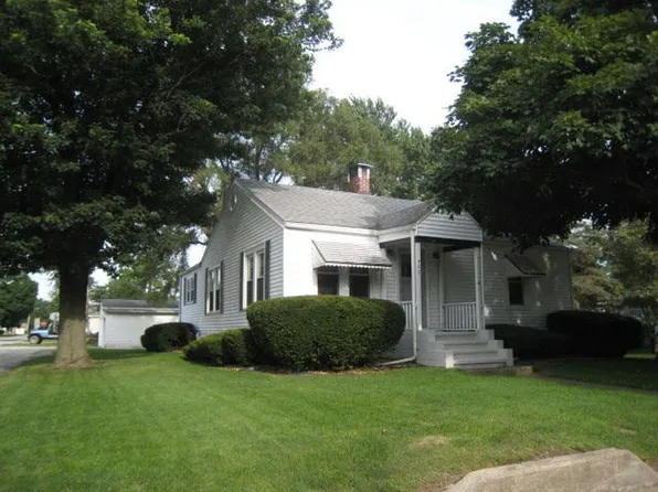 402 S Oakwood St, Oakwood, IL 61858