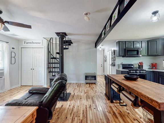 3rd image of 108 Wildwood Way