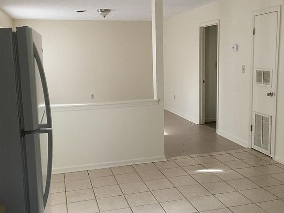 3rd image of 190 Laurie Dr