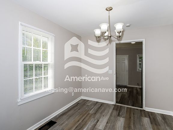 1052525_005_dining_room_12803147.jpg
