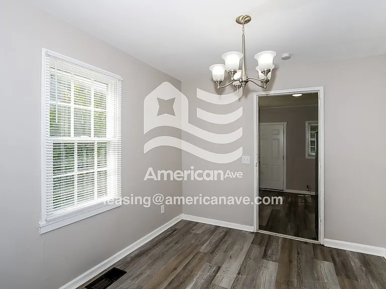 1052525_005_dining_room_12803147.jpg