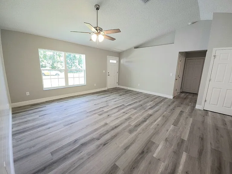 944 W Anderson Ln — Photo 2