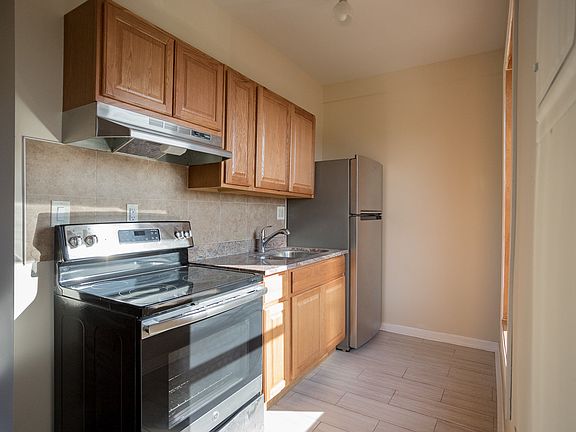 5th image of 253 Erskine St APT 204