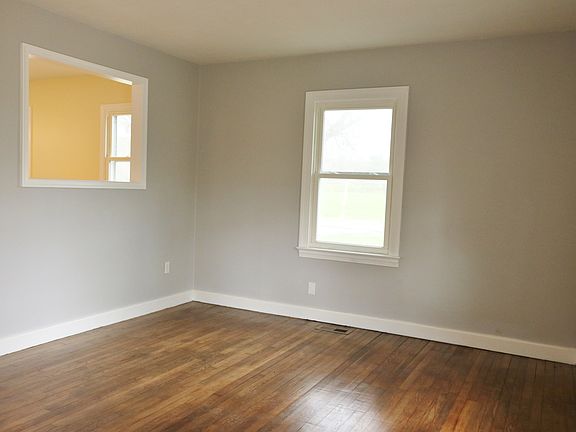 Familyroom with pass through