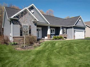 234 Woodsview Dr, Webster, NY 14580