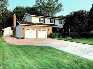6900 Chadbourne Dr, North Olmsted, OH 44070