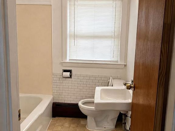 3rd image of 9 Harbor Ct