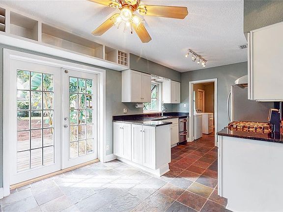 5th image of 3802 Surrey Dr