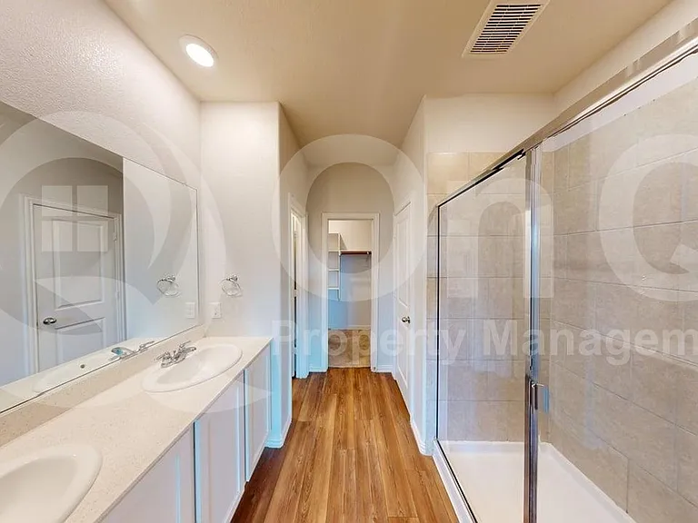 2402 Buchanan Ln — Photo 13