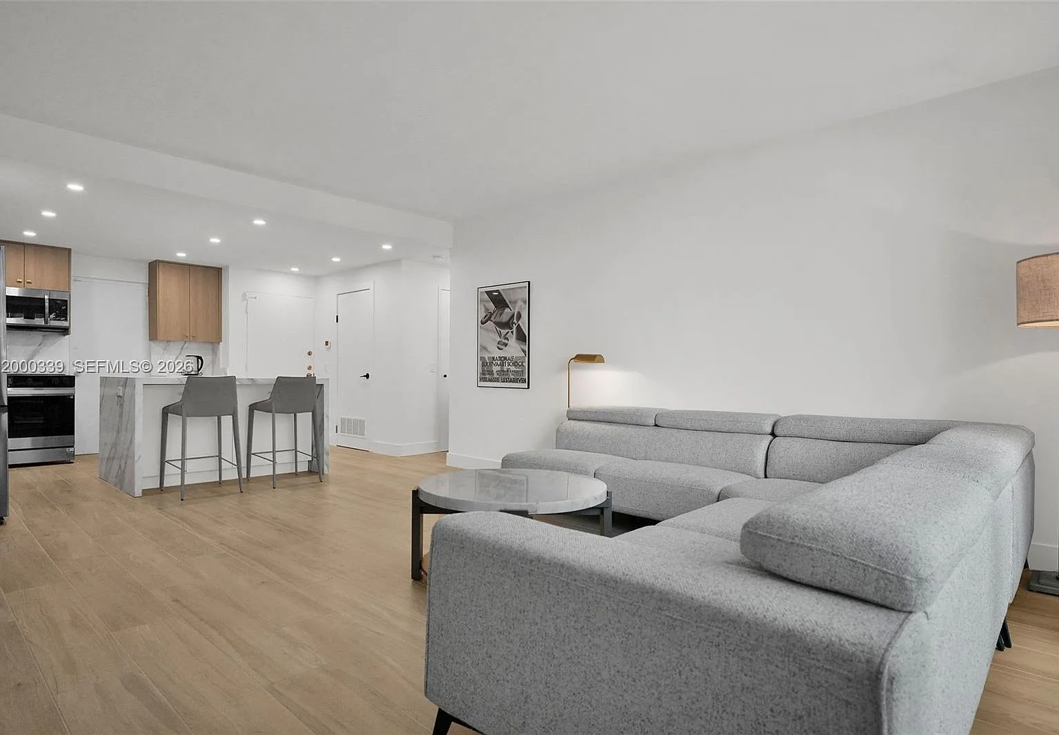 Alexander Towers Condo — Photo 4