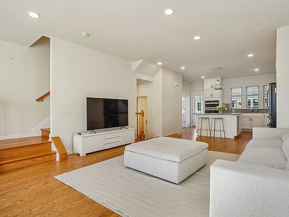 3rd image of 34 Cortland Ct