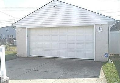 2nd image of 4843 Amesbury Way