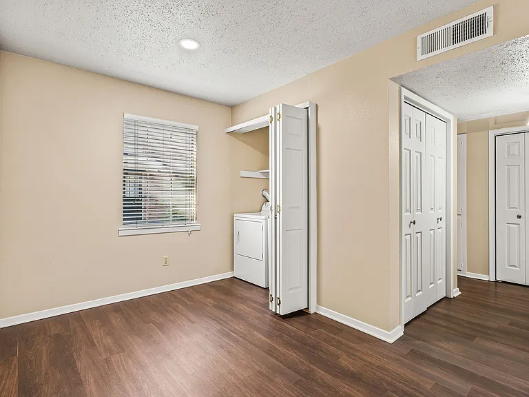 Colonial Plaza Apartments — Photo 16