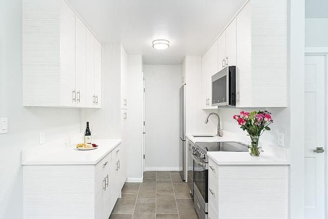 Well equipped kitchen with dishwasher. Fully furnished with all kitchen utensils, pots and pans.