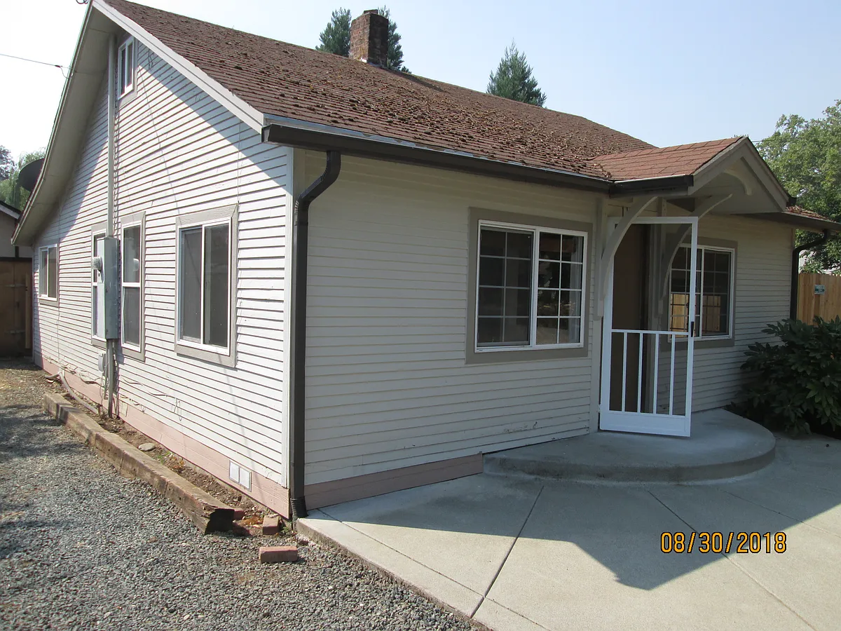 Photo 2 of 2 - 1119 SE N St - Grants Pass, OR Building Photo - 1119 SE N St