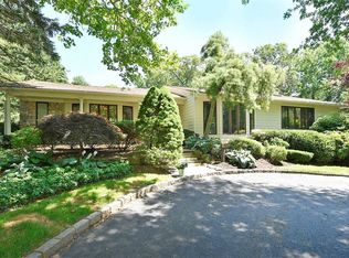 8 Claverton Ct, Melville, NY 11747