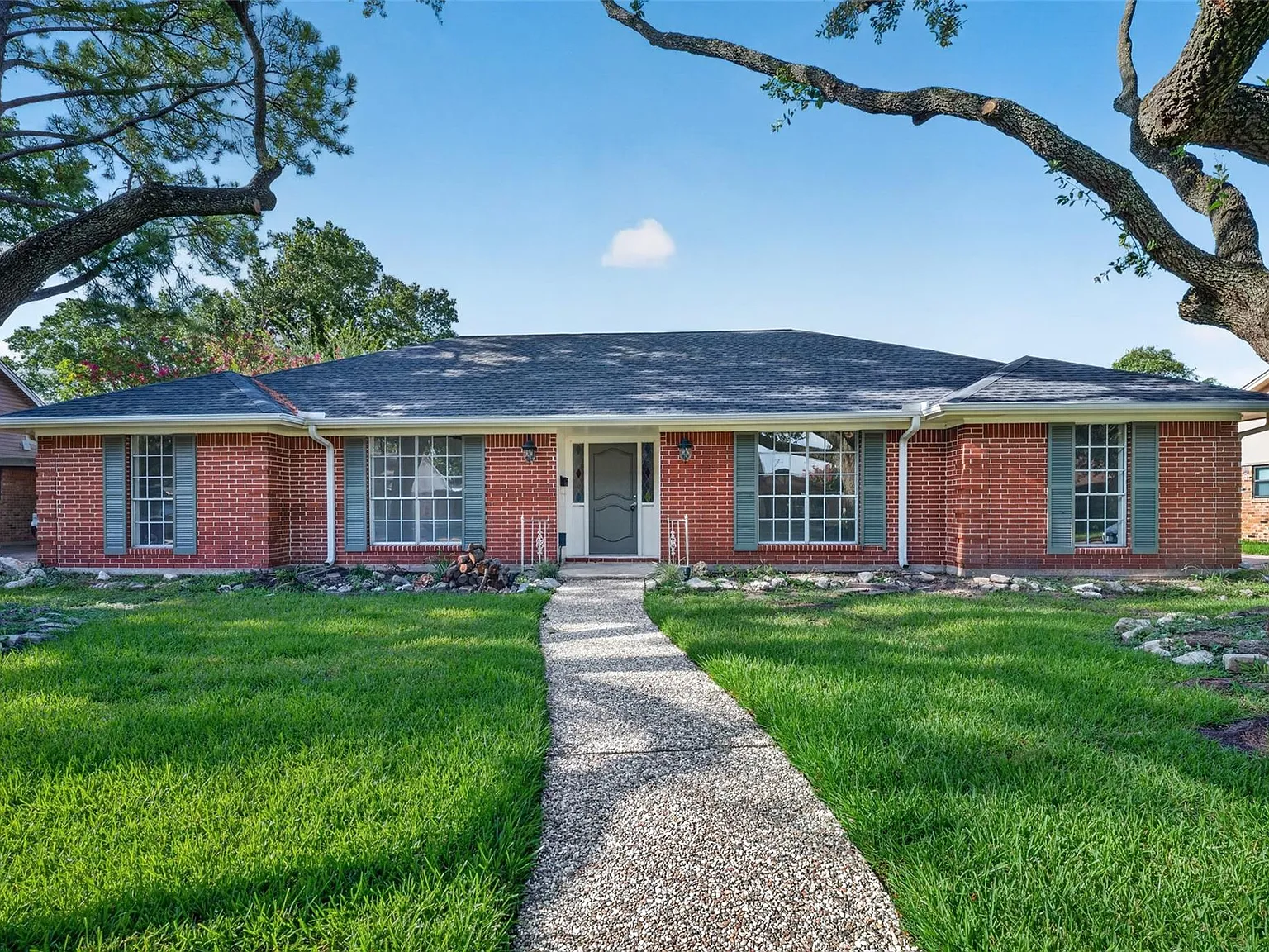 4 bed, 2.5 bath, 2431 sqft, $2,850 — Photo 1