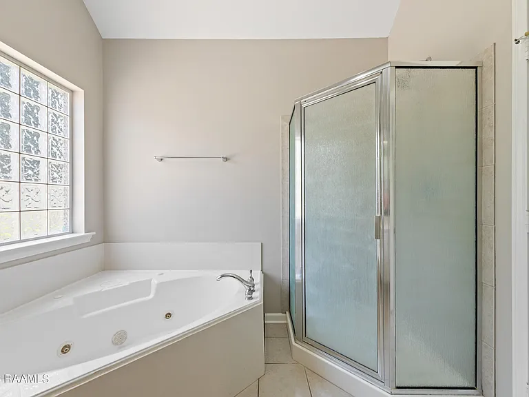412 Crest Cir — Photo 14