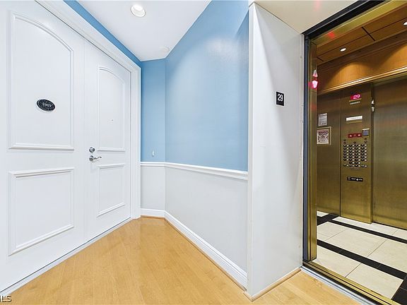 4th image of 2090 W First St APT 2907