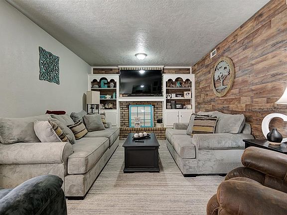 5th image of 404 S Morgan Dr