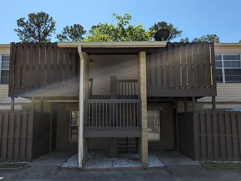 3924 SW 26th Dr #6 — Photo 1