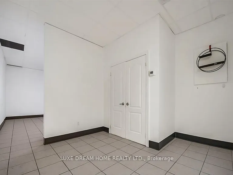 842 Dundas St W — Photo 16