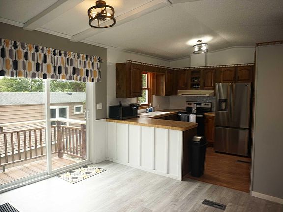 3rd image of 14 Lakeview Ter