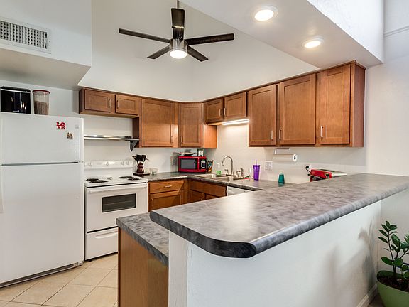 3rd image of 1149 E Belmont Ave
