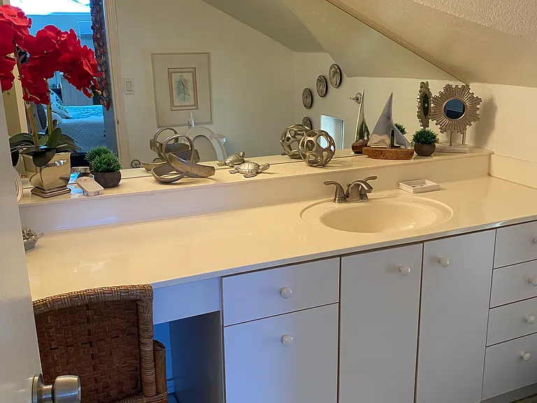 HALF BATH IN MASTER BEDROOM.