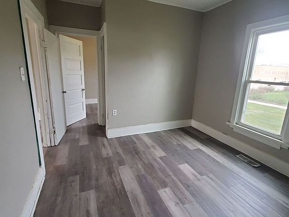 4th image of 3746-3748 N Port Washington Rd