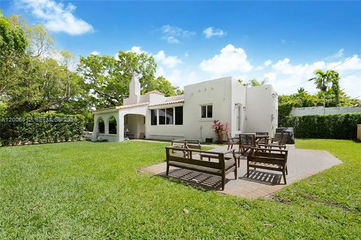 Building Photo - 720 Minorca Ave #0
