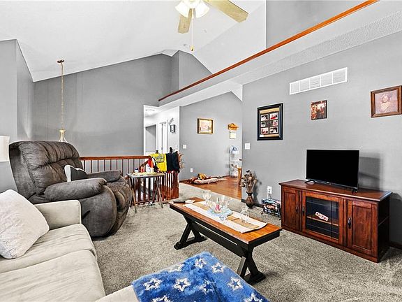 4th image of 1106 S Scott Ave