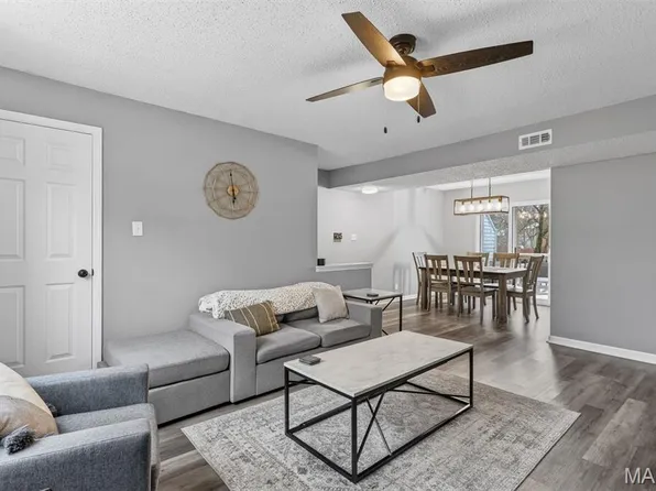 9206 Eager Rd, Saint Louis, MO 63144