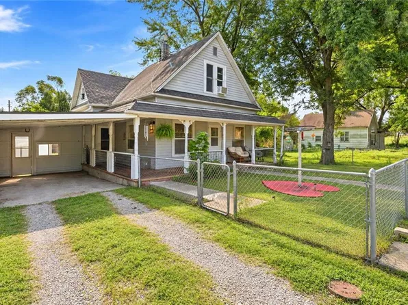 1869 S Broadway St, Amoret, MO 64722