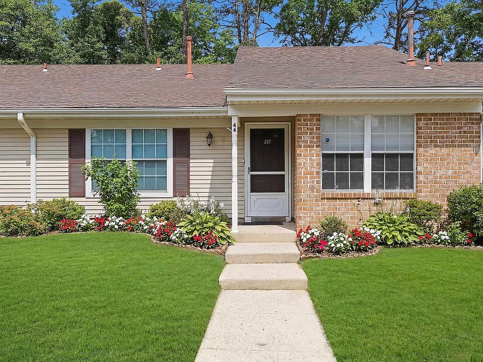 1st image of 46 Club Pl #46