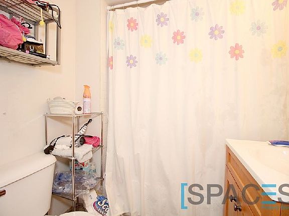 3rd image of 2136 N Sheffield Ave APT Grdn