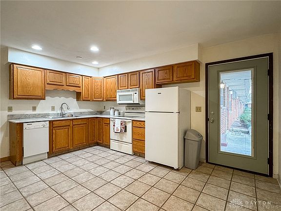 5th image of 86 Scott Dr