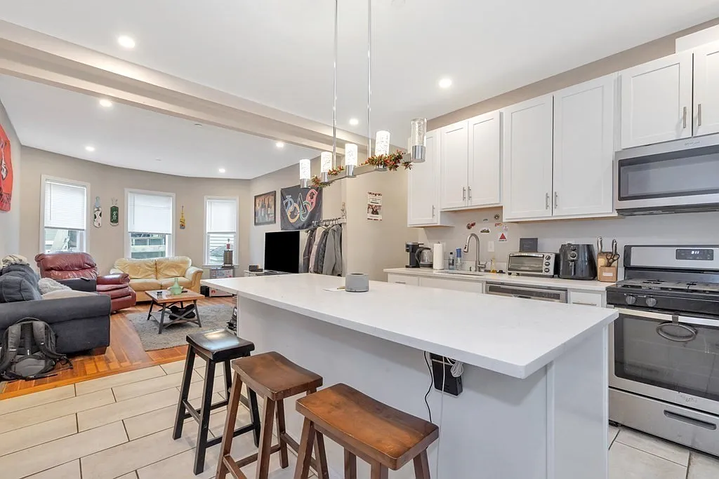 4 bed, 1500 sqft, $6,800 — Photo 2