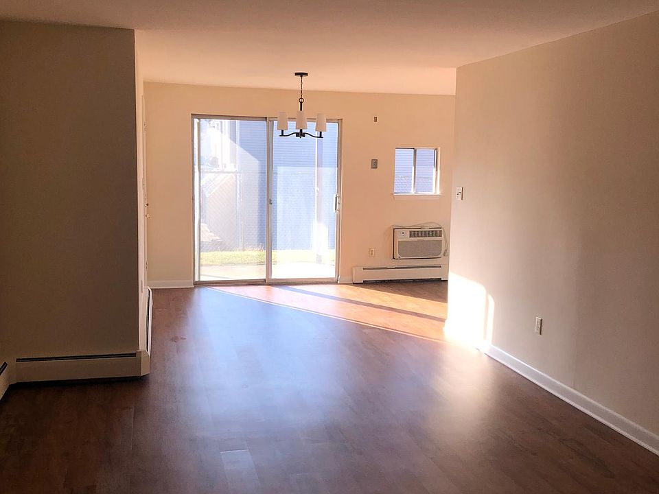 1st image of 106 Farmington Ave APT 1
