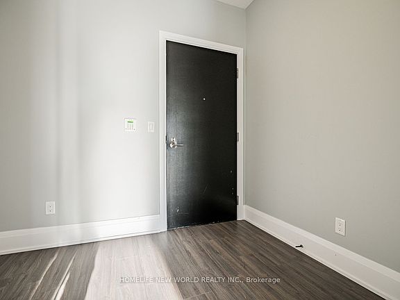 4th image of 101 Erskine Ave #2512