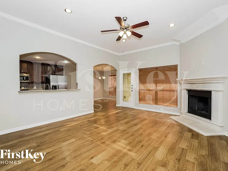 146 Springtree St — Photo 2