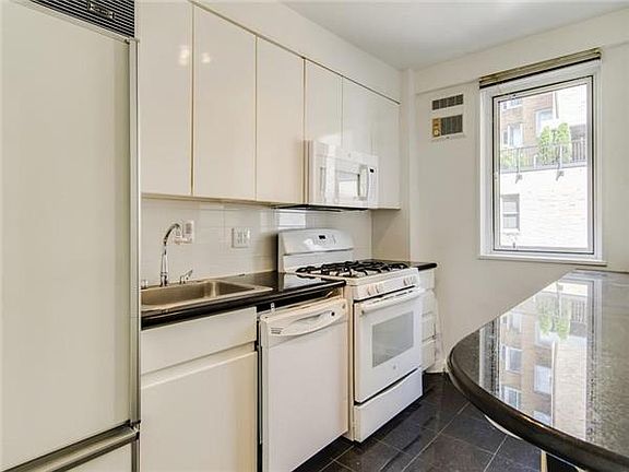 5th image of 116 Central Park S APT 10F