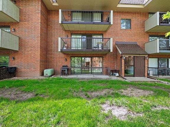 3rd image of 10 E Fountainview Ln APT 1B