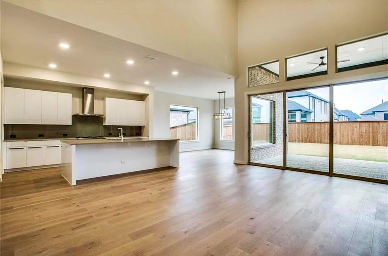 4 bed, 3721 sqft, $4,400 — Photo 2