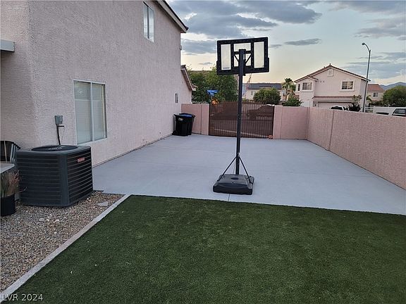 4th image of 1113 Cliffbrook Hedge Ave