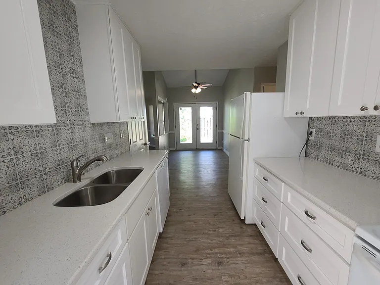 533 Hollyberry Ln — Photo 9